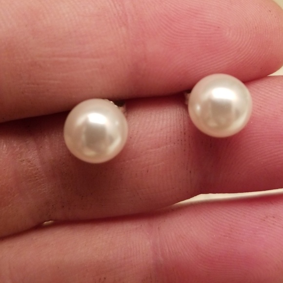 💥4/$15💥Pearl earrings w backs - Picture 2 of 3